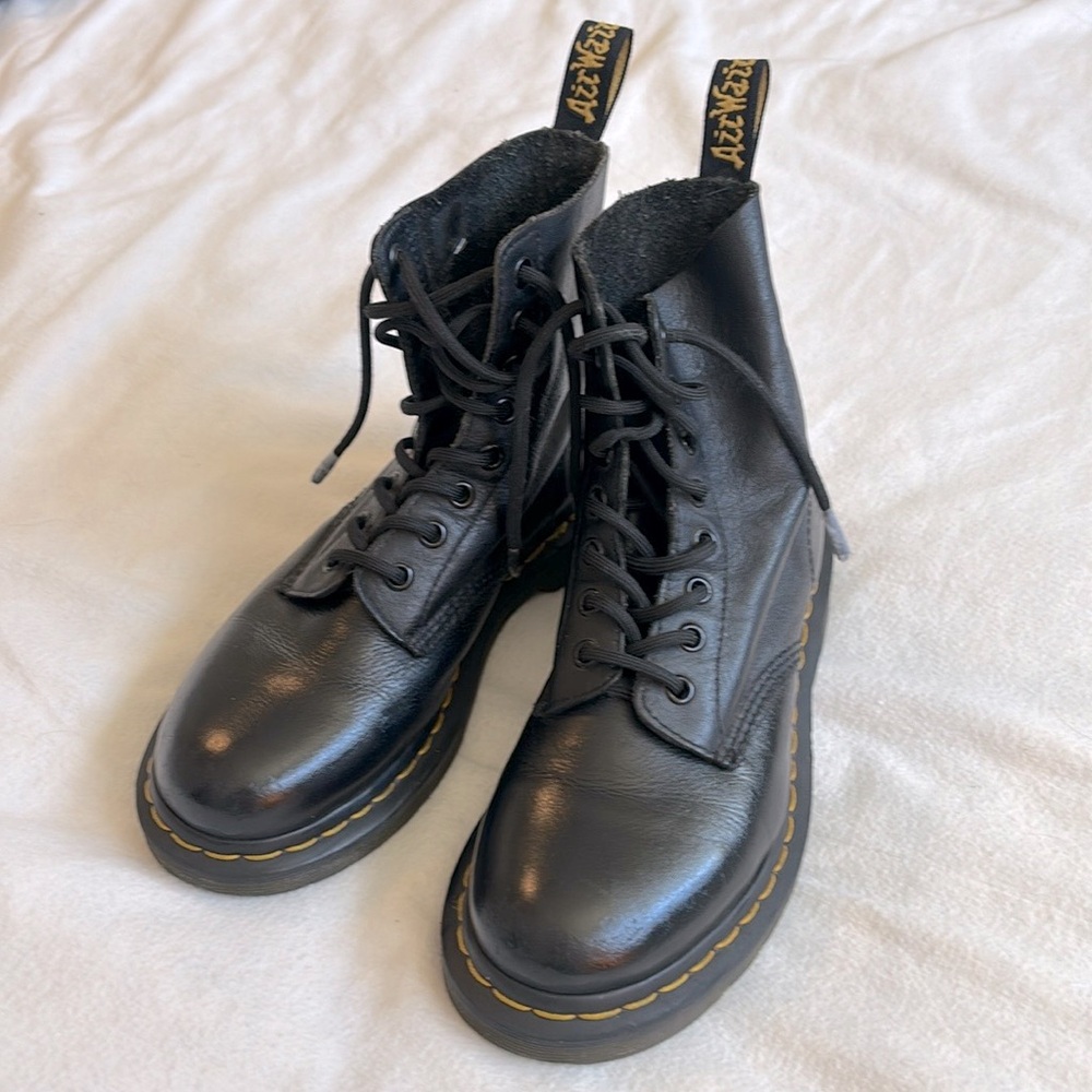 Dr. Martin Boots size 6